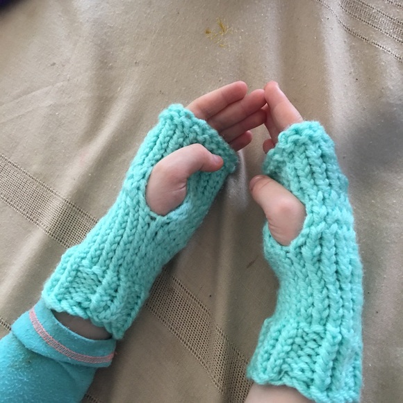 Child’s Fingerless Gloves - Picture 8 of 10